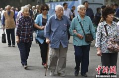 人口老龄化比率_香港政务司长：人口