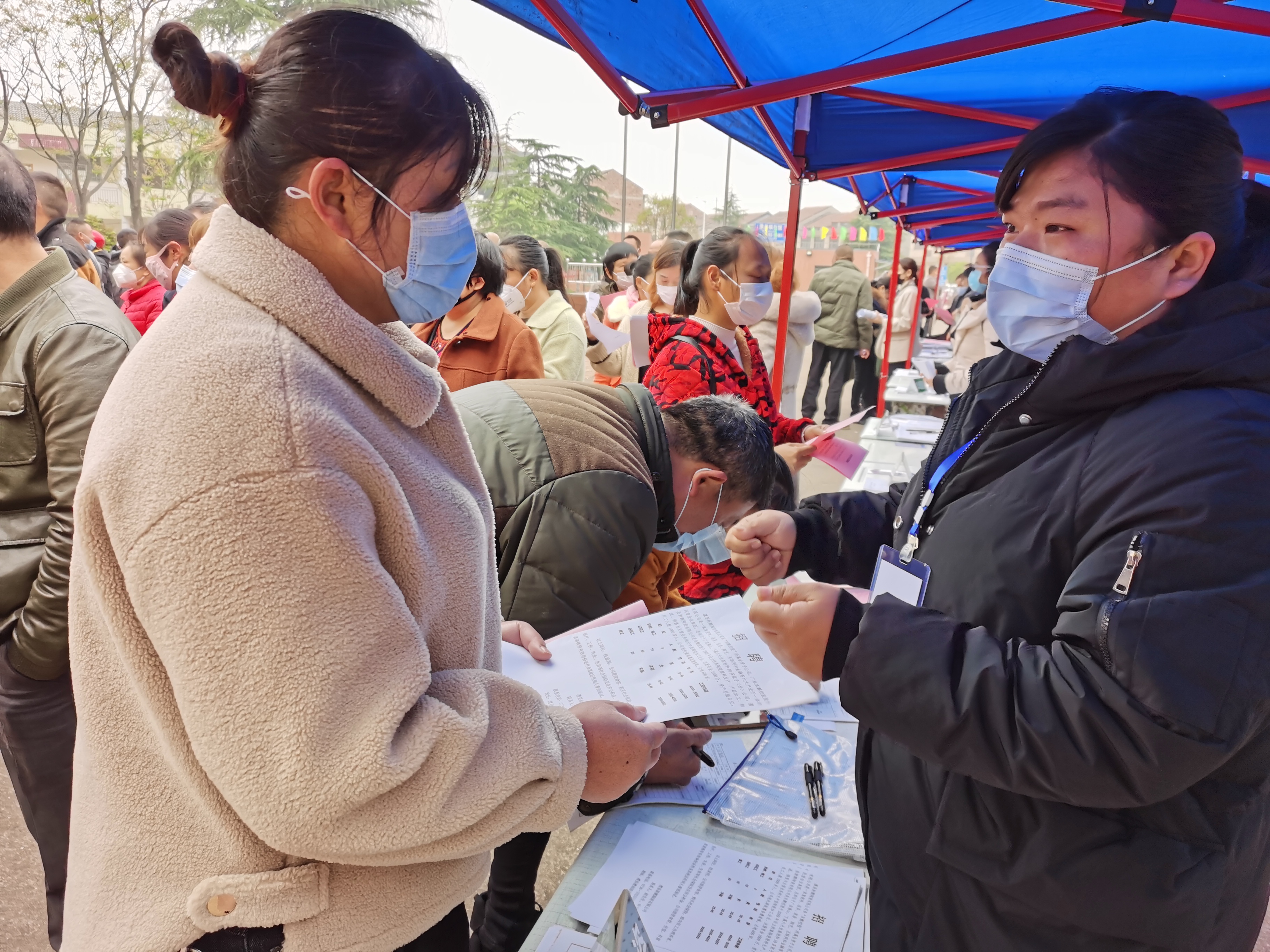 劳动力人口_...年轻人失业率为19.8%,这意味着劳动力人口中五分之一的年轻人(2)