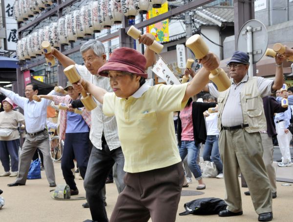 中国人口自然增长率_新中国人口70年(2)